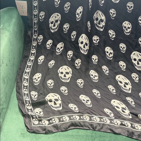 Alexander McQueen Silk Skull Scarf - Picture 6 of 11